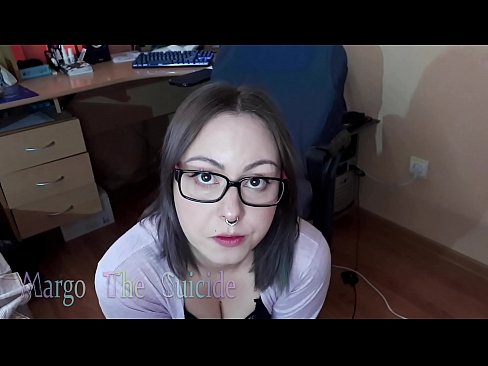 ❤️ Seksi djevojka s naočalama duboko siše dildo na kameri ️❌ Super porno na hr.playcrot69.top ❌❤